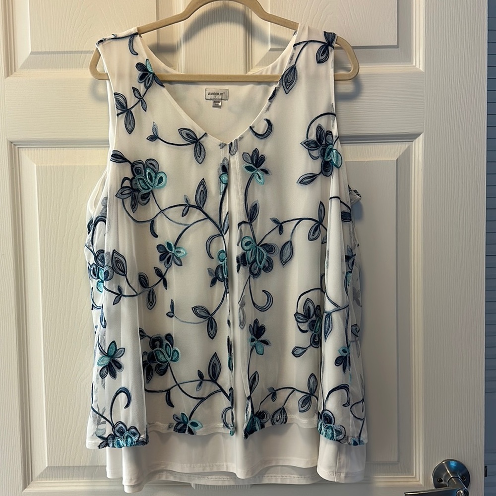 Avenue blue and white blouse 18/20